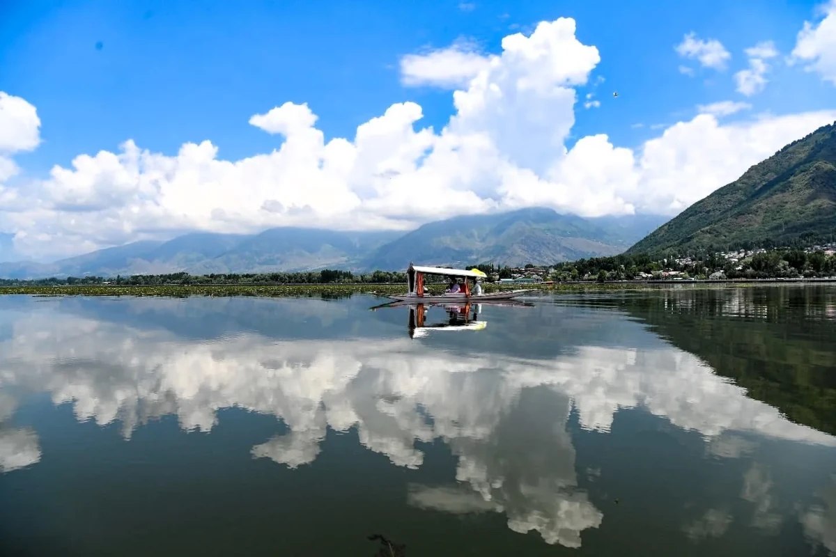 Shikara boat in Dal Lake Kashmir India-Grand-Circuit-Tour