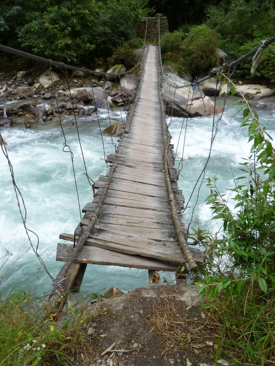 kangchenjunga-another-dodgy-bridge-above-sokathum