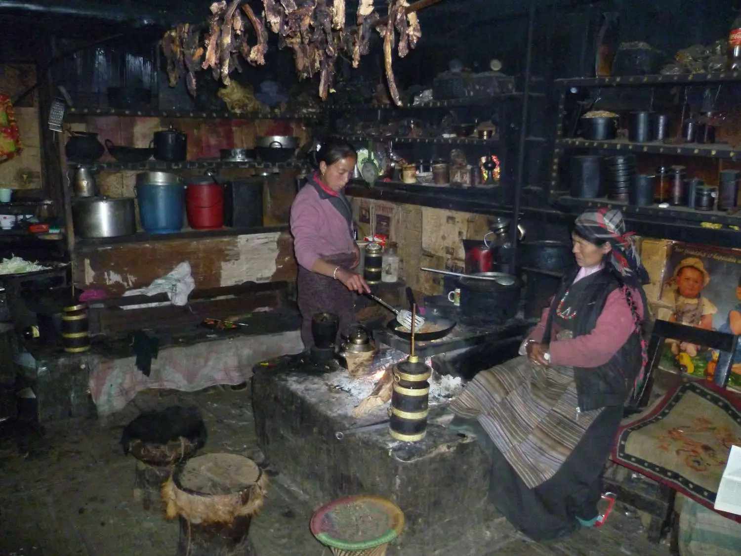 kangchenjunga-dinner-preparations-in-gyabla